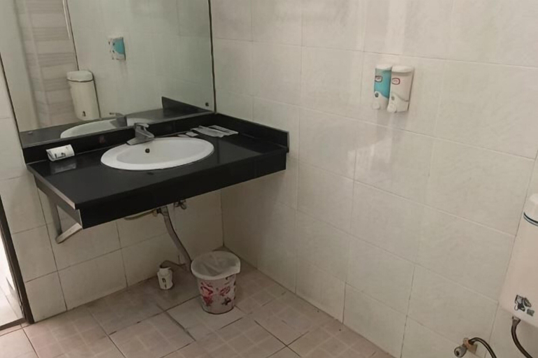 Bathroom 3, Langbapu Tulin Hotel, Chuxiong Yi