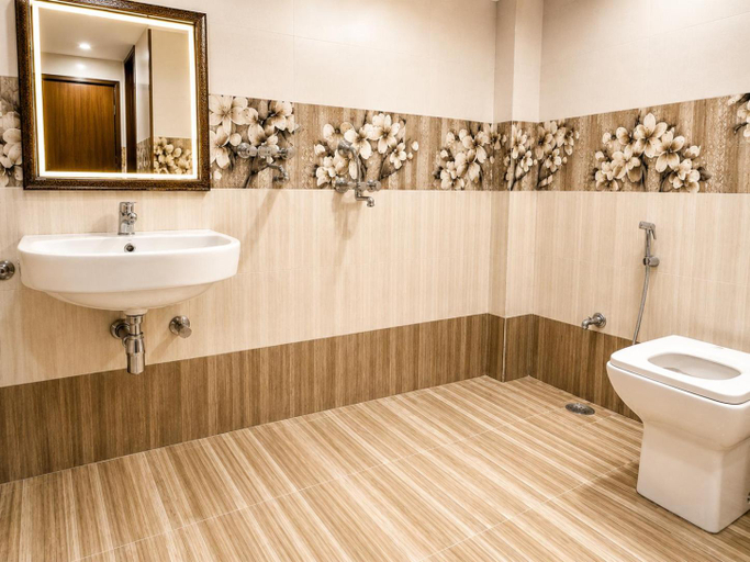 Bathroom 4, Hotel Amaya, Dehradun