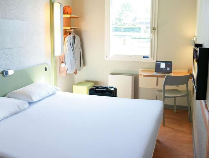 Bedroom 4, ibis budget Caen Porte de Bretagne, Calvados
