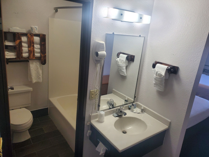 Bathroom 3, Glendive Lodge, Dawson
