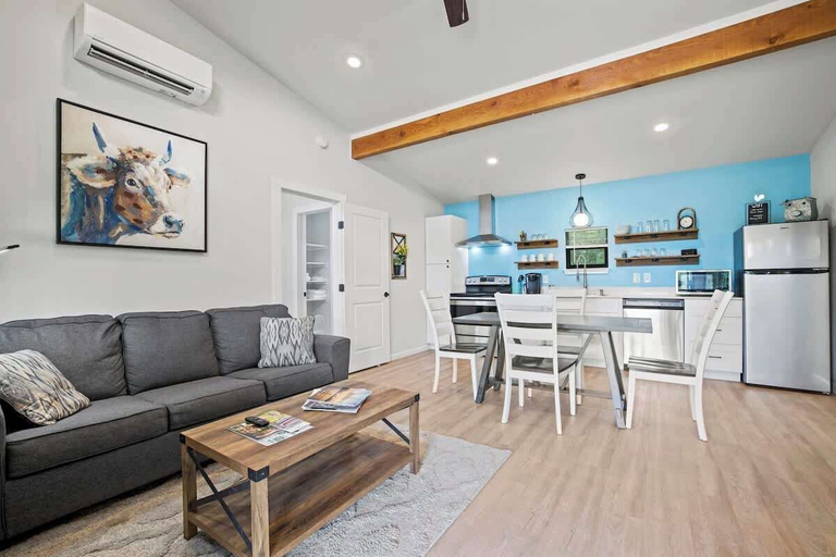 Primary image, Mimosa Waterfront With Hot Tub, Gillespie