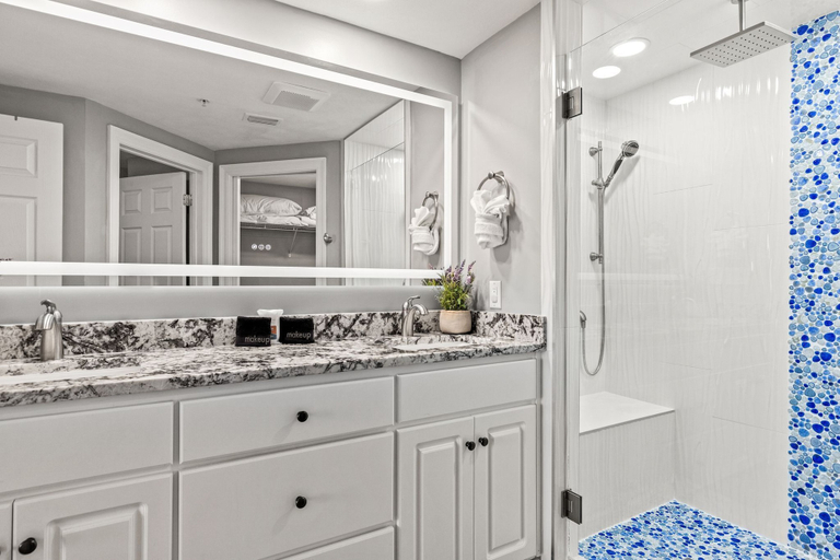 Bathroom 4, Treasure Island 0810, Bay