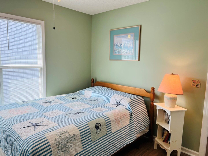 Room 4, Tradewinds 4 Bedroom Home by RedAwning, Brunswick