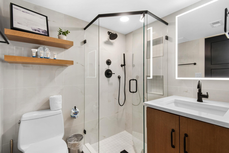 Bathroom 5, Sundunes 122, Escambia