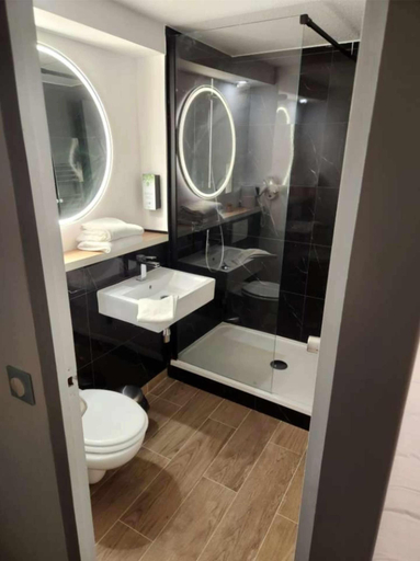 Bathroom 4, Kyriad Cambrai, Nord