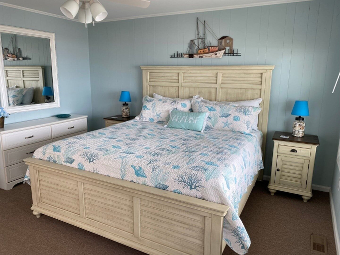 Room 4, Turtley Paradise West 3 Bedroom Home by RedAwning, Brunswick