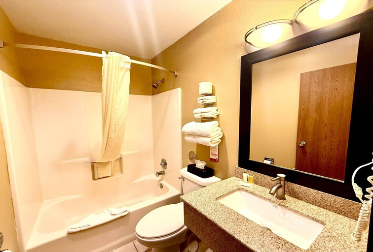 Bathroom 5, Super 8 by Wyndham Melrose, Stearns