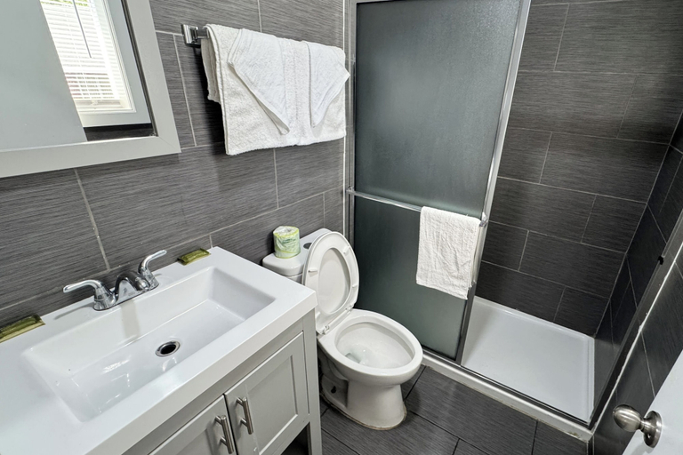 Bathroom 4, Economy 7 Inn Near Hampton University VA, Hampton
