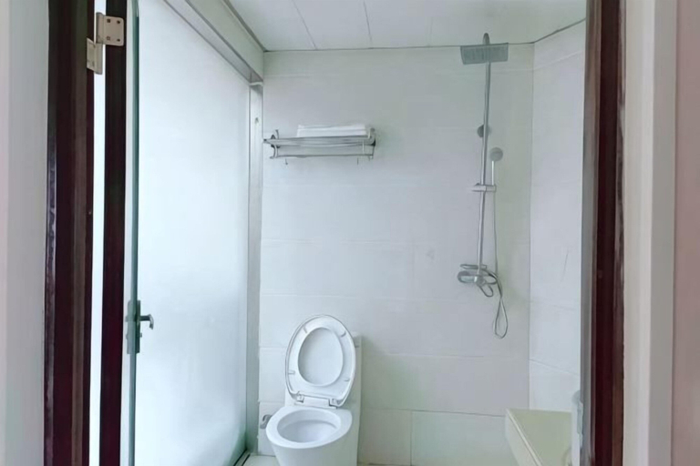 Bathroom, Hunchun Guobing Hotel, Huanggang
