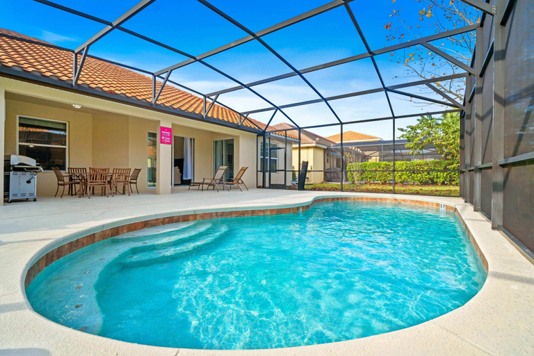 Sport & Beauty 1, 4096 Oaktree Drive, Polk