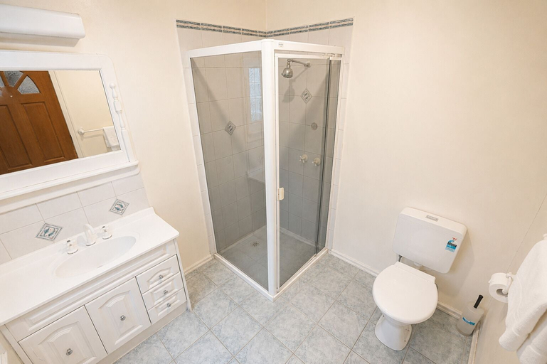 Bathroom 4, Georgian Court Inn, Melbourne