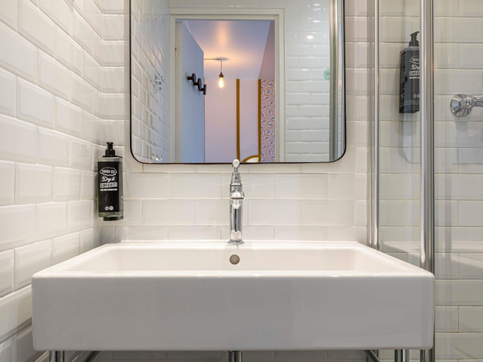 Bathroom 4, ibis Styles Paris Eiffel Cambronne, Paris