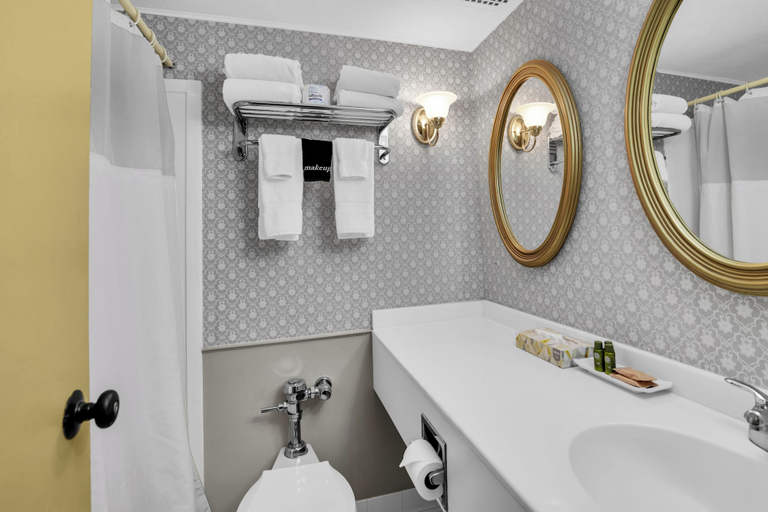 Bathroom 4, Lamie's Inn and The Old Salt Restaurant, Rockingham