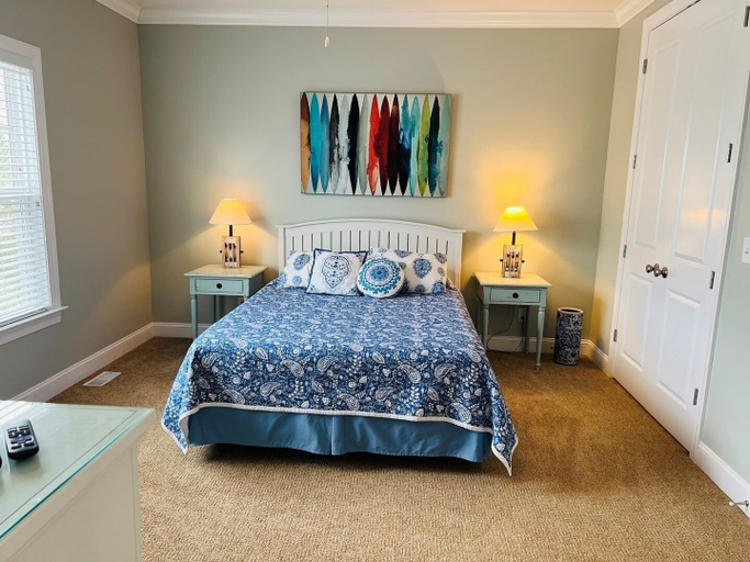 Room 3, 287 Obw 6 Bedroom Home by RedAwning, Brunswick