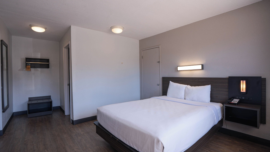Bedroom 3, Motel 6 Rochester, MN, Olmsted