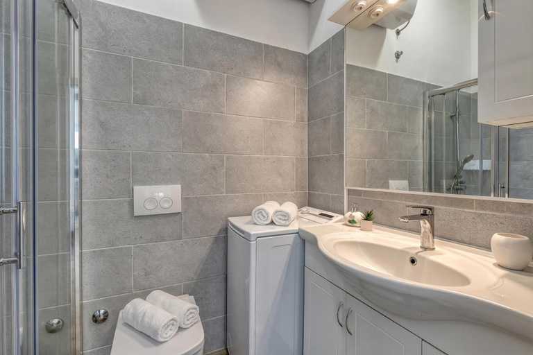Bathroom, Pool And Garden Apartment Happy Sound, Rijeka