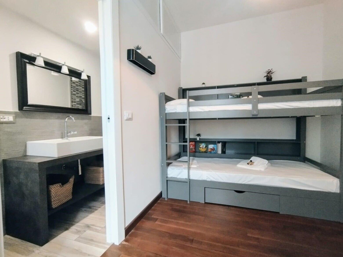 Others 5, JOIVY Spacious Family Apt For 4, In Carignano, Genoa, Genova