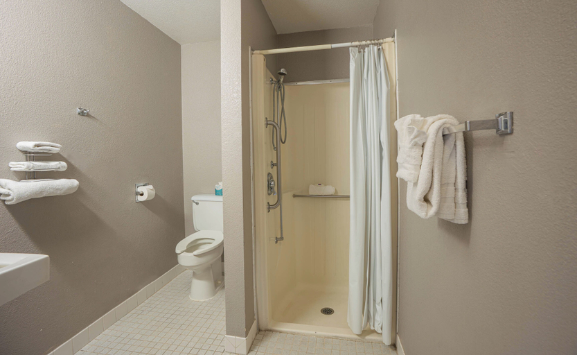 Bathroom 4, Motel 6 Rochester, MN, Olmsted
