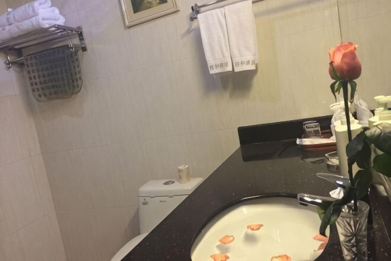 Bathroom 4, Xinhe Business Hotel, Dehong Dai and Jingpo