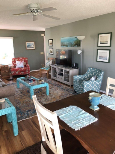 Living area 5, Tailslide Inn 4 Bedroom Home by RedAwning, Brunswick
