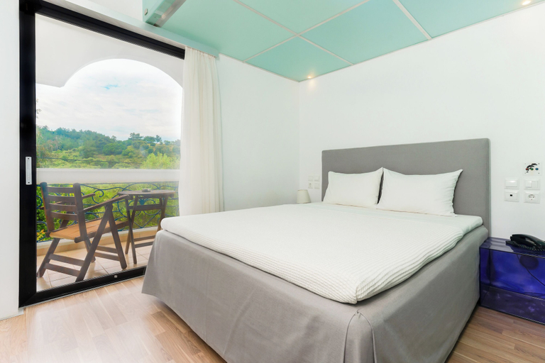 Bedroom 4, Kamari Beach Hotel, East Macedonia and Thrace