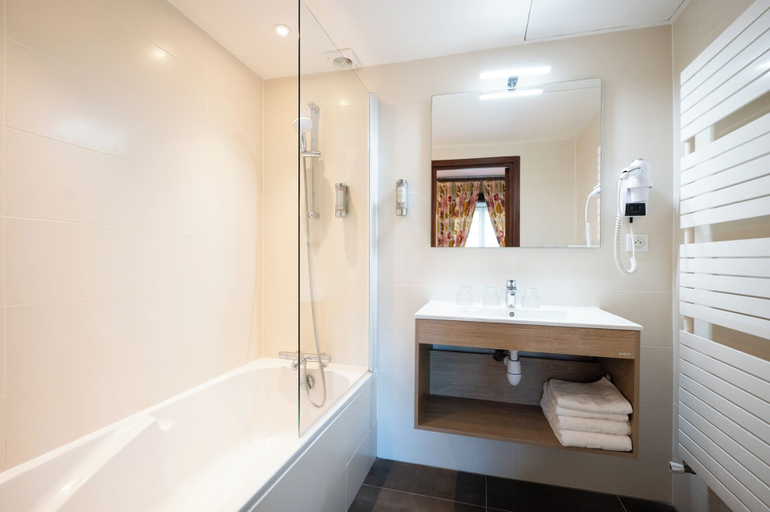 Bathroom 3, Hôtel la Couleuvrine, Dordogne