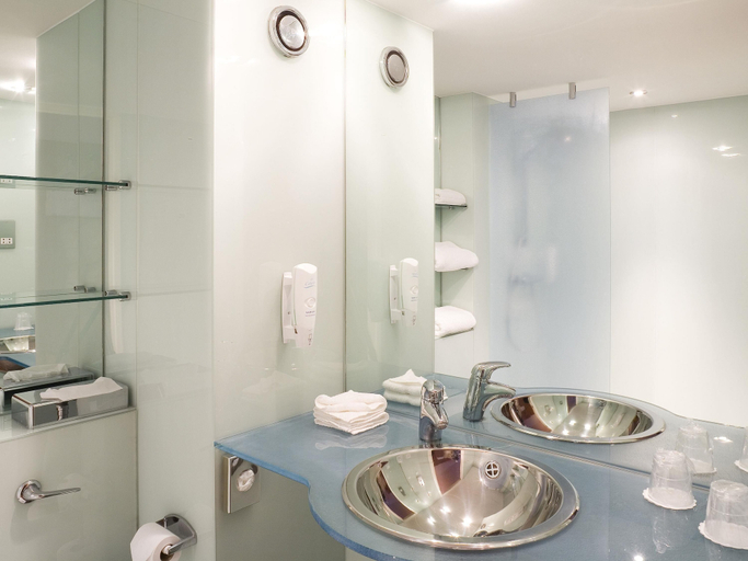 Bathroom 4, ibis Swansea, Swansea