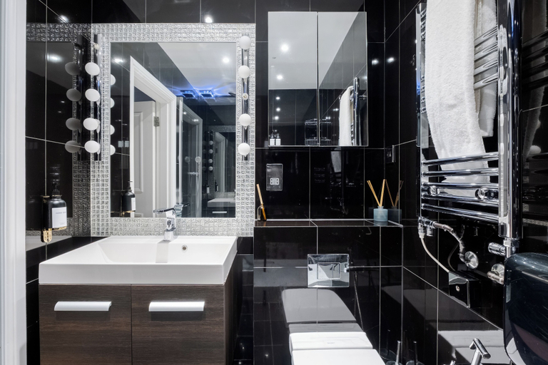 Bathroom 3, LONDONERS│Emperor's Lounge, London