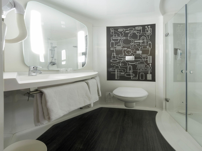 Bathroom 5, ibis Rouen Centre Champ-de-Mars, Seine-Maritime