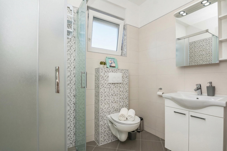 Bathroom 5, Pool & Garden Apartment Bakija 2, Pakoštane