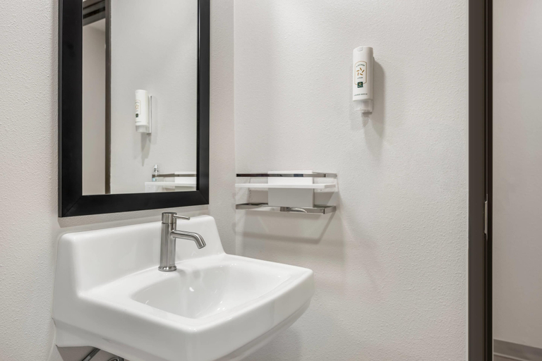 Bathroom 4, Quality Inn Midland South, Midland