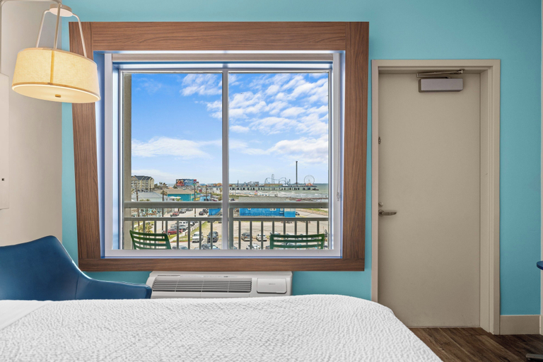 Bedroom 5, Holiday Inn Express & Suites GALVESTON BEACH by IHG, Galveston
