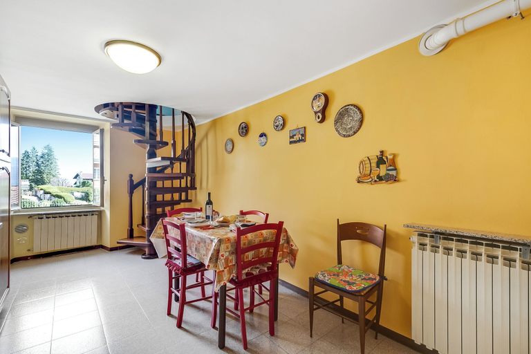 Dining 5, Old Pella: 100m to Lake Orta, Terrace and Views, Novara
