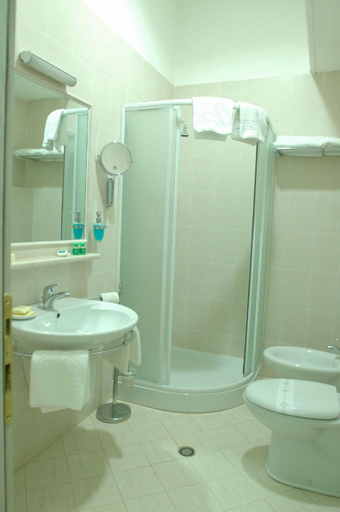 Bathroom 3, Hotel Comfort, Tiranës