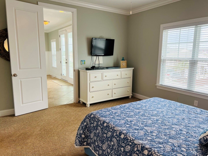 Room 5, 287 Obw 6 Bedroom Home by RedAwning, Brunswick