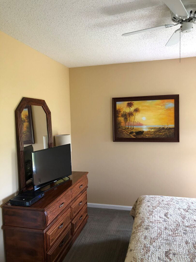Room 4, Tailslide Inn 4 Bedroom Home by RedAwning, Brunswick