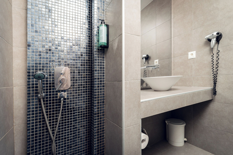 Bathroom 5, Kamari Beach Hotel, East Macedonia and Thrace