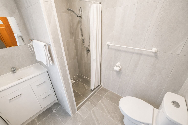 Bathroom 4, Georgian Court Inn, Melbourne