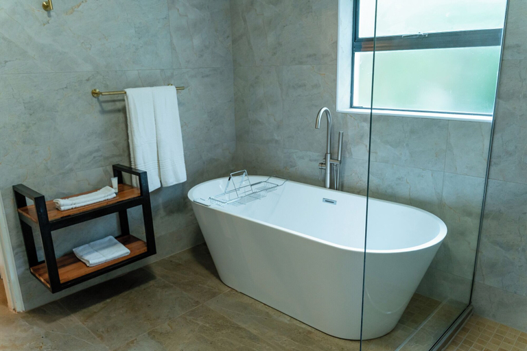 Bathroom 3, Kasambabezi Lodge, Hwange