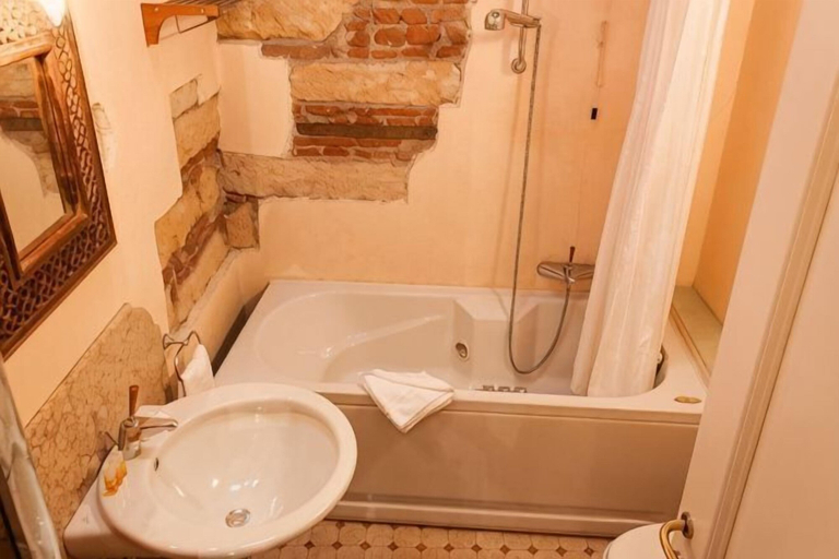 Bathroom 5, Truly Verona, Verona