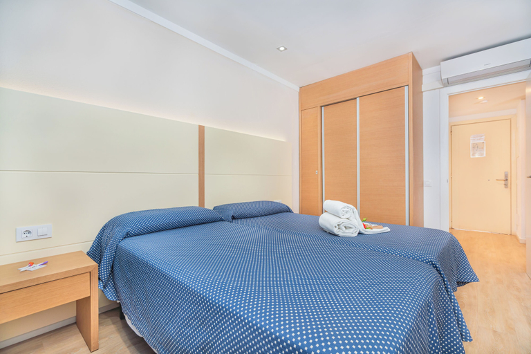 Bedroom 4, Aparthotel Flora, Baleares