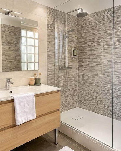 Bathroom 4, Le Lion d'Or, Lot