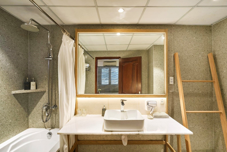 Bathroom 5, Sky Gem Hotel Ben Thanh, District 1