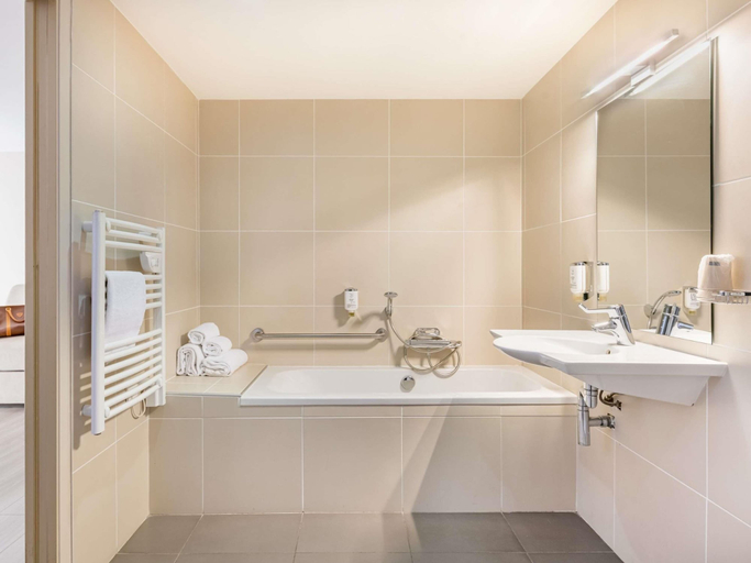 Bathroom 3, ibis Styles Lyon Sud Brignais, Rhône
