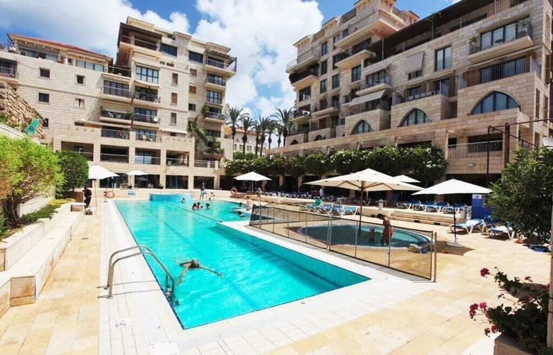 Sport & Beauty 5, MAMAD - Deluxe 2BD Jaffa Dreams W Pool & Parking