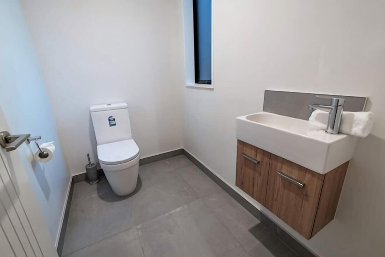 Bathroom 4, Catch n' Relax, Mackenzie