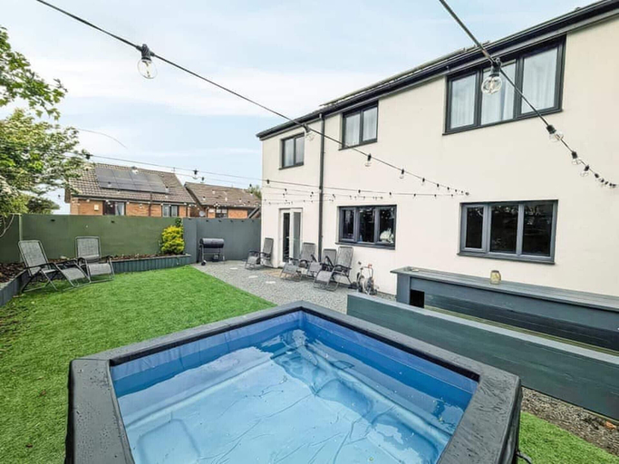 Terrace/patio 5, Eco Friendly White House Sleeps 8, Conwy