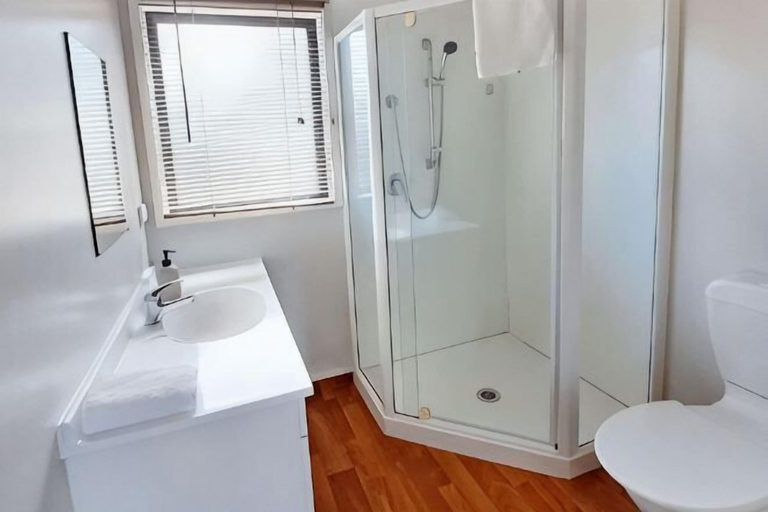 Bathroom 4, Twin Stars, Mackenzie