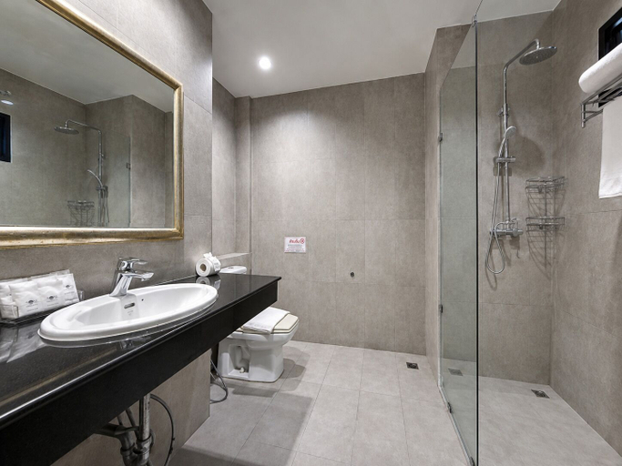Bathroom 5, Nova Park Hotel, Pattaya