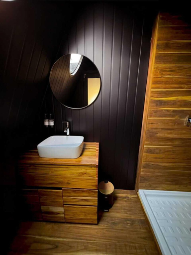 Bathroom 5, DenHills, Jilotepec